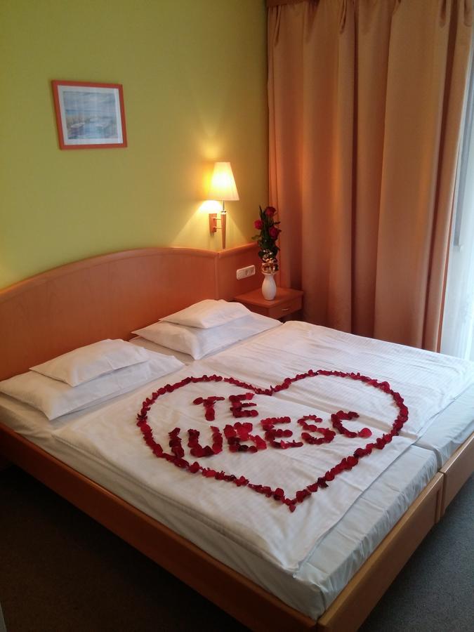 Bella Hotel Szeged Esterno foto