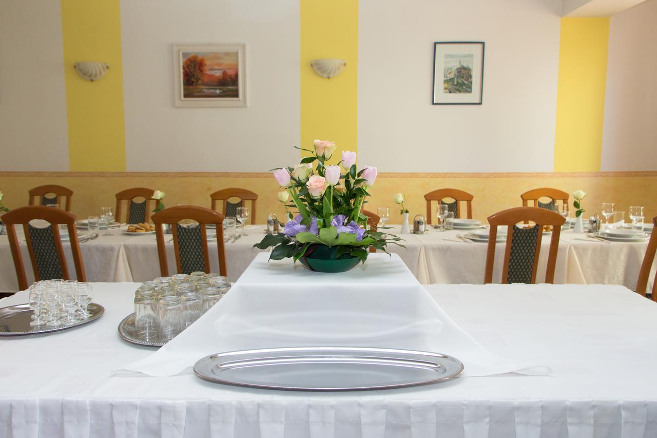 Bella Hotel Szeged Esterno foto