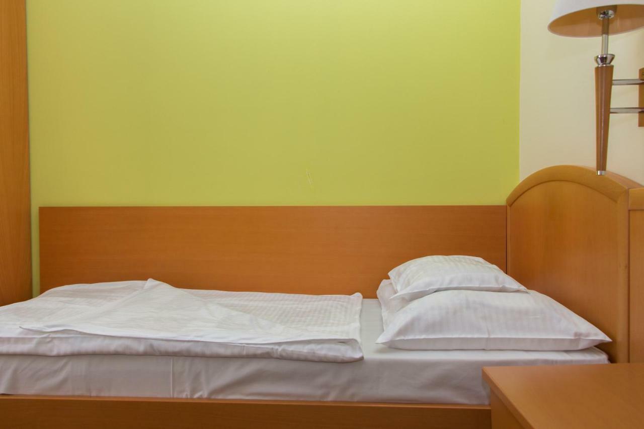 Bella Hotel Szeged Esterno foto
