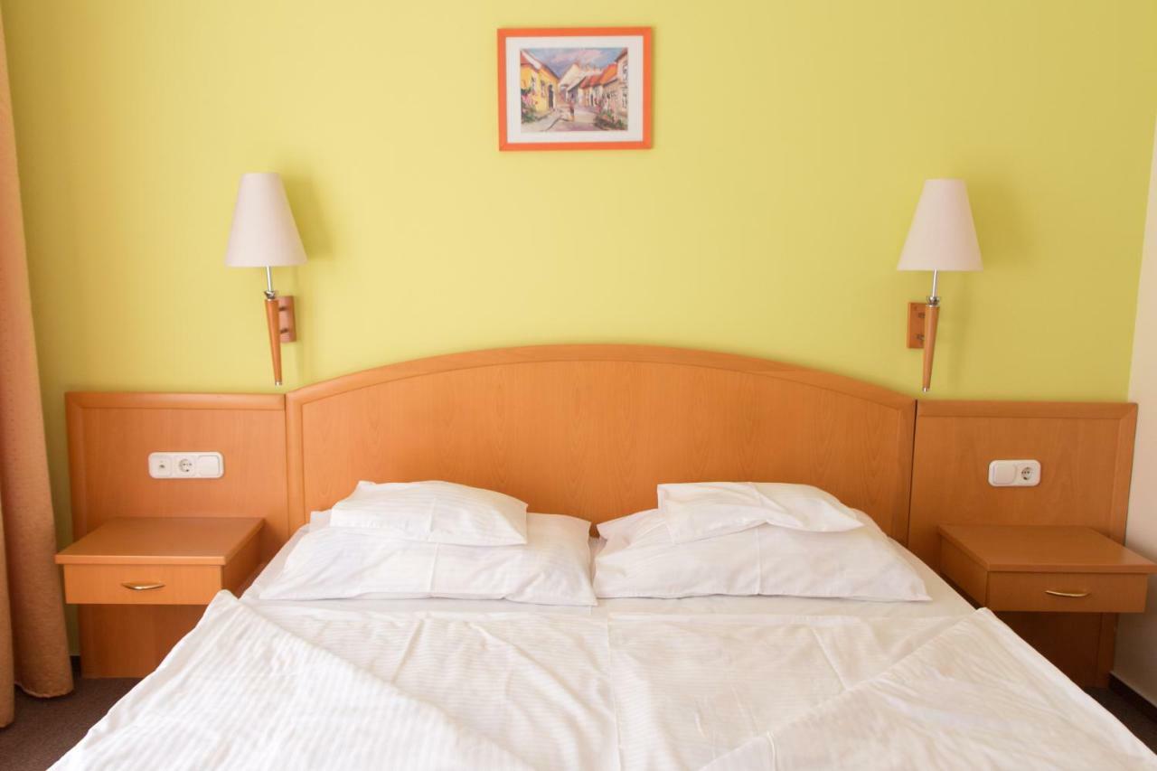 Bella Hotel Szeged Esterno foto